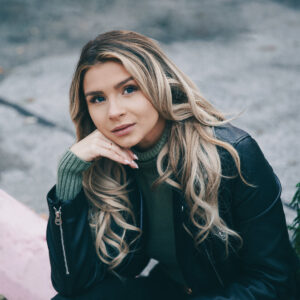 lady-in-leather-jacket-in-the-city Μπουφάν 013