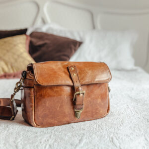 leather-handbag-on-bed Τσάντα Χειρός