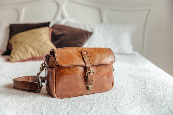 leather-handbag-on-bed Τσάντα Χειρός