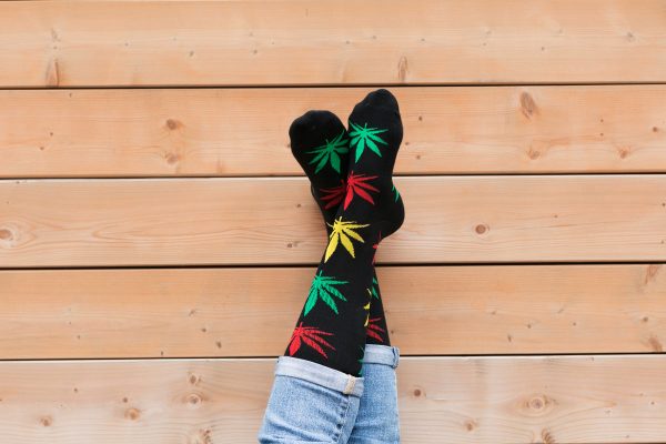 legs-crossed-hemp-leaf-socks Κάλτσες 012