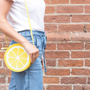 lemon-purse-being-worn Τσαντάκι 002