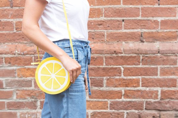 lemon-purse-being-worn Τσαντάκι 002