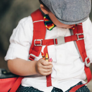 little-boy-in-hat-holding-crayons Καπέλο 010