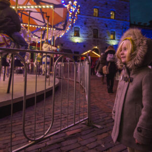 little-girl-watches-winter-fair-ride Ρολόγια Χειμερινό