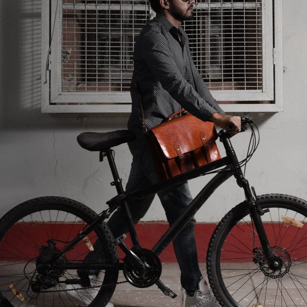 man-biking-with-leather-messenger-bag Τσάντα 010