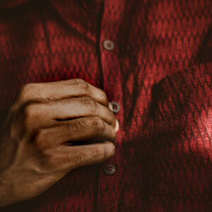 man-buttoning-a-dark-red-shirt Πουκάμισο Κόκκινο 009