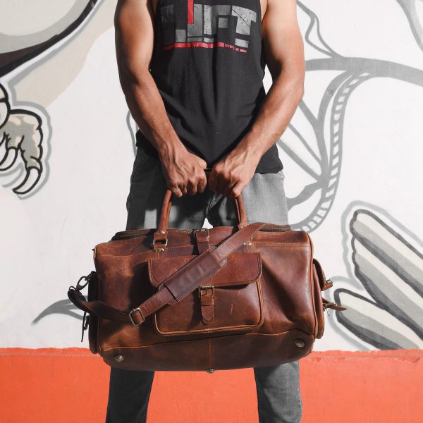 man-clutching-his-leather-duffle-bag Τσάντα 008
