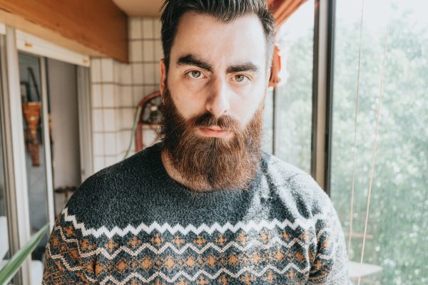 man-in-a-grey-sweater-looks-into-the-camera Πουλόβερ Γκρι 008