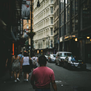 man-in-red-t-shirt-walks-through-city Πουκάμισο Κόκκινο 007