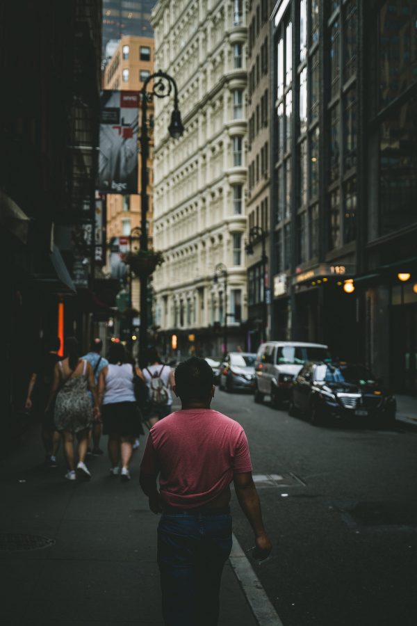 man-in-red-t-shirt-walks-through-city Πουκάμισο Κόκκινο 007