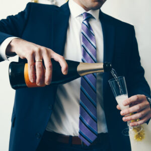 man-in-suit-celebrates-with-champagne Κοστούμι 012