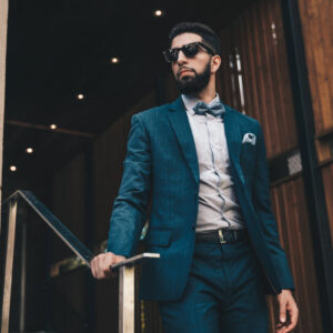 man-in-suit-on-stairs Κοστούμι 007