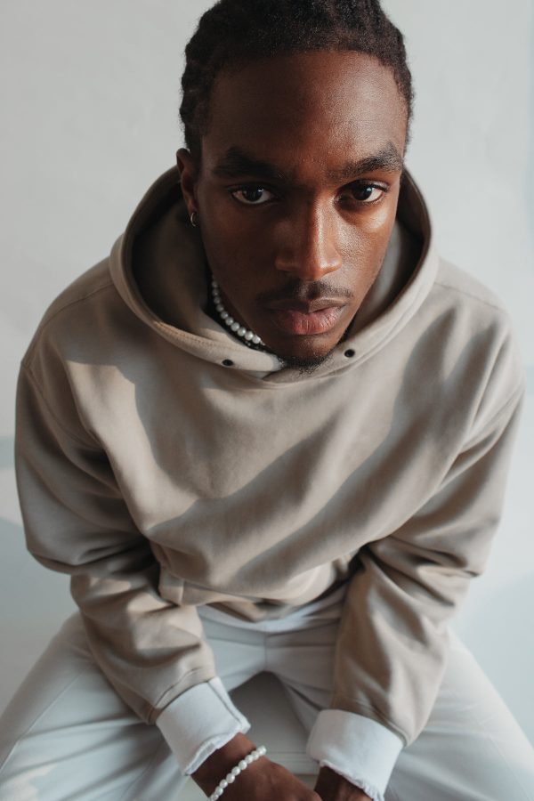 man-in-tan-hoodie-looks-up-at-camera Φούτερ με Κουκούλα 008