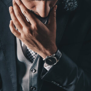 man-looking-down-in-suit Κοστούμι 011