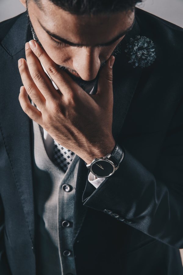 man-looking-down-in-suit Κοστούμι 011