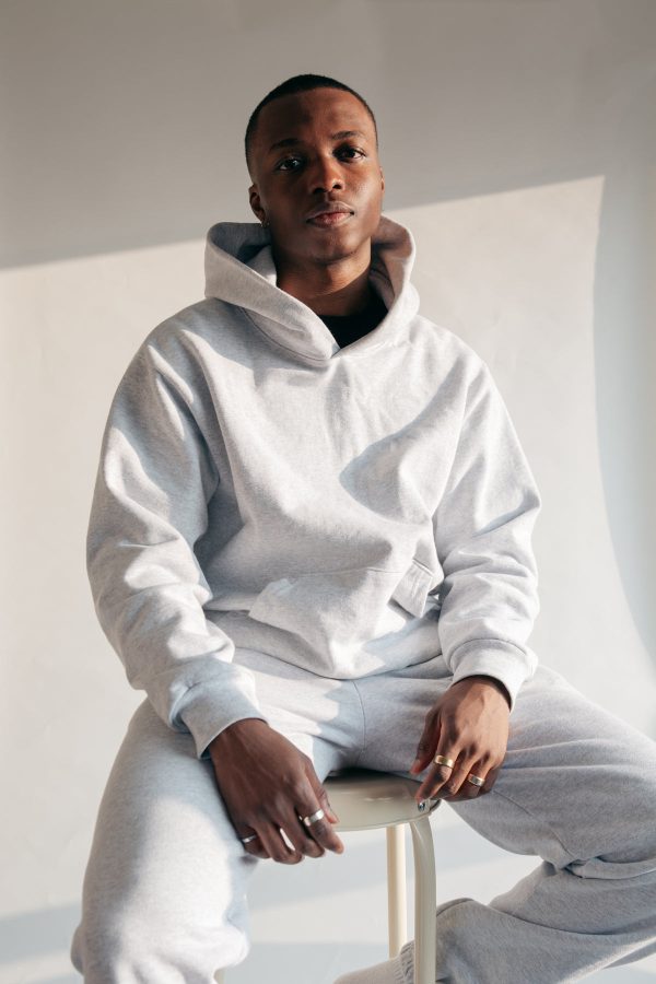 man-on-stool-in-hoodie-and-sweatpants Φούτερ με Κουκούλα 007