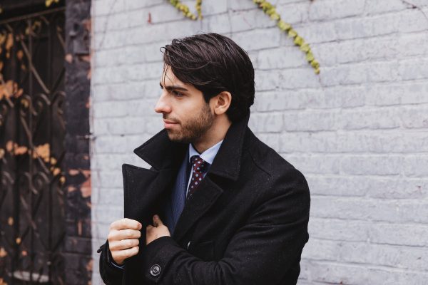 man-puts-his-hand-inside-his-jacket Μπουφάν 017