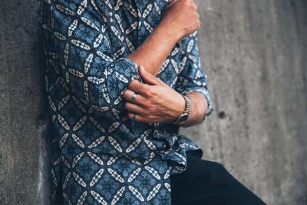 man-rolls-up-shirt-sleeves Πουκάμισο 004
