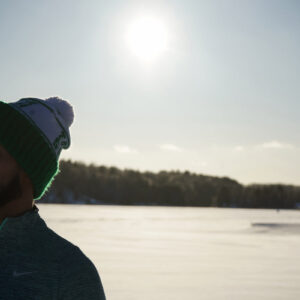 man-wearing-hat-on-sunny-snow-day Καπέλο 018