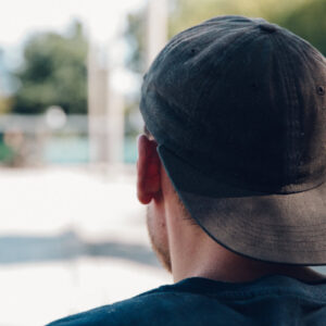 man-with-backwards-ball-cap Καπέλο Jockey 015