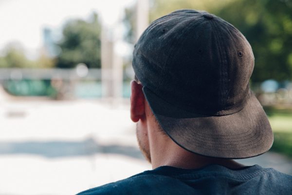 man-with-backwards-ball-cap Καπέλο Jockey 015