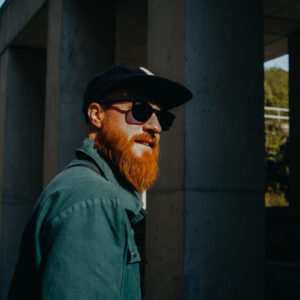 man-with-red-beard-and-sunglasses Γυαλιά Ηλίου Κόκκινο