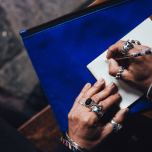 man-with-rings-writing Δαχτυλίδια 002