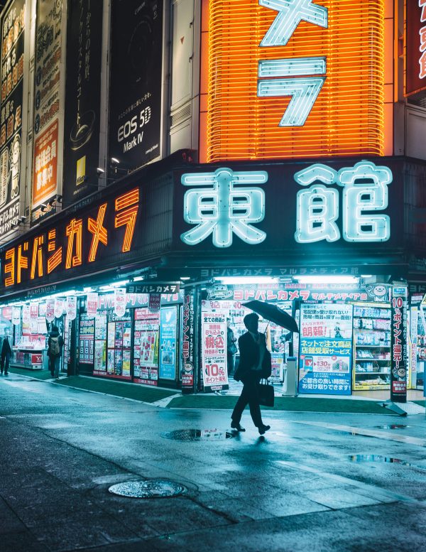 man-with-umbrella-framed-by-the-neon-tapestry-of-tokyo Ομπρέλα 004