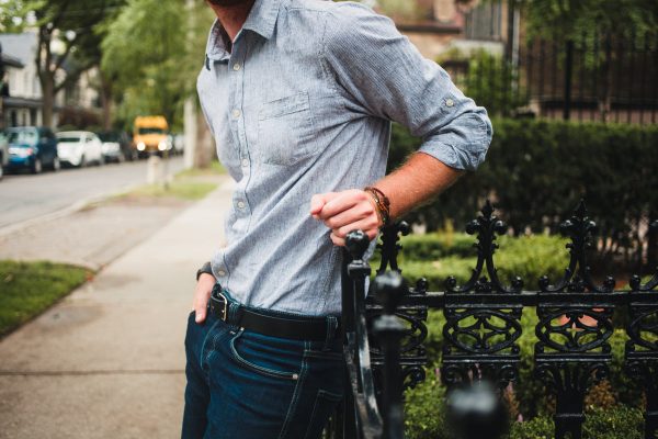 mens-fashion-close-up-shirt-tucked-in-leaning Πουκάμισο Ανδρικό 003