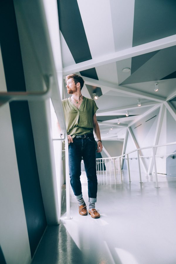 mens-fashion-loose-cotton-shirt-and-rolled-up-jeans Πουκάμισο Ανδρικό 004