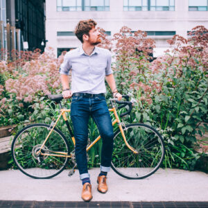 mens-fashion-man-in-shirt-and-jeans-leaning-on-bicycle Πουκάμισο Ανδρικό 006