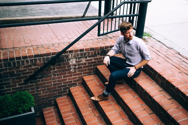 mens-fashion-man-in-shirt-and-jeans-sat-on-steps Πουκάμισο Ανδρικό 007