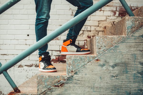 model-in-black-and-orange-sneakers-perched-atop-stairs Sneakers Μαύρο 008