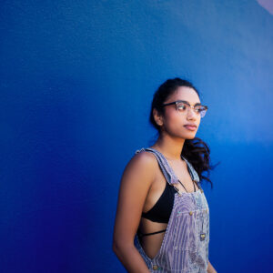 model-in-glasses-and-overalls Σαλοπέτα 003