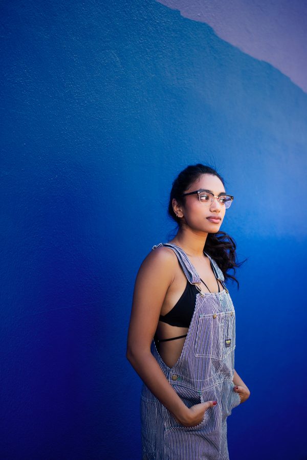 model-in-glasses-and-overalls Σαλοπέτα 003