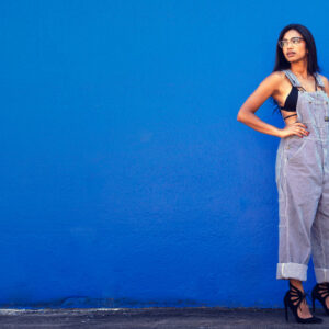 model-in-heels-and-overalls-with-blue Γόβες Μπλε