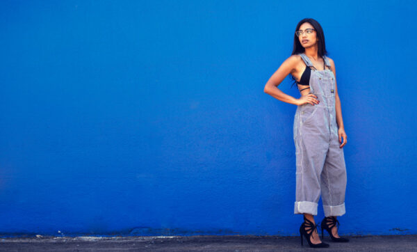 model-in-heels-and-overalls-with-blue Γόβες Μπλε