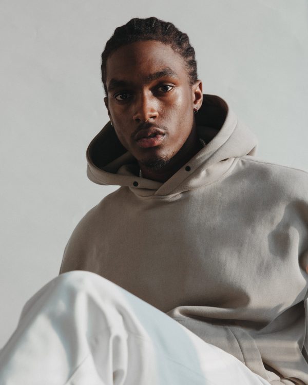 model-in-latte-colored-hoodie Φούτερ με Κουκούλα 006