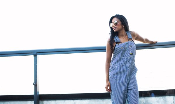 model-in-overalls-on-bright-day Σαλοπέτα