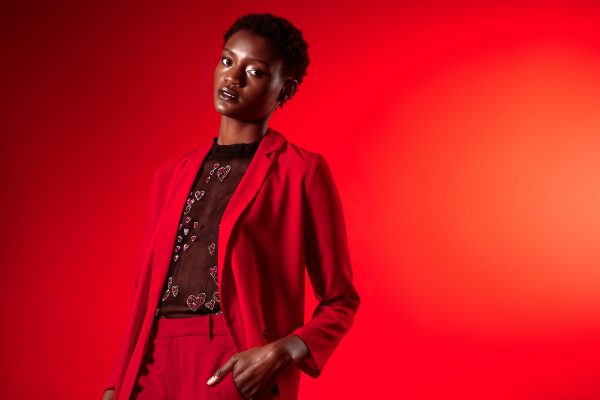 model-in-red-suit-with-sheer-top Κοστούμι Κόκκινο 003