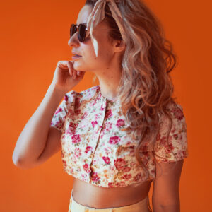 model-in-sunglasses-and-summer-clothes Γυαλιά Ηλίου Καλοκαιρινό 003