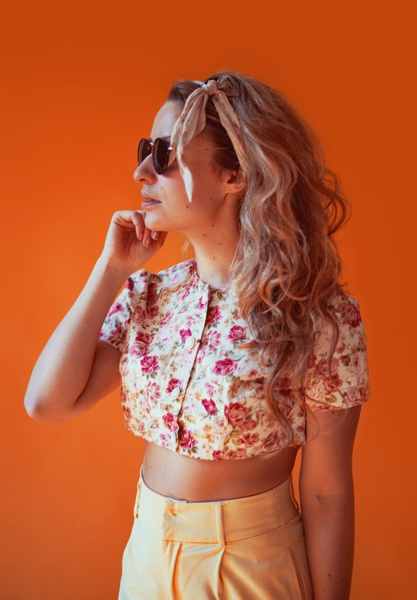 model-in-sunglasses-and-summer-clothes Γυαλιά Ηλίου Καλοκαιρινό 003
