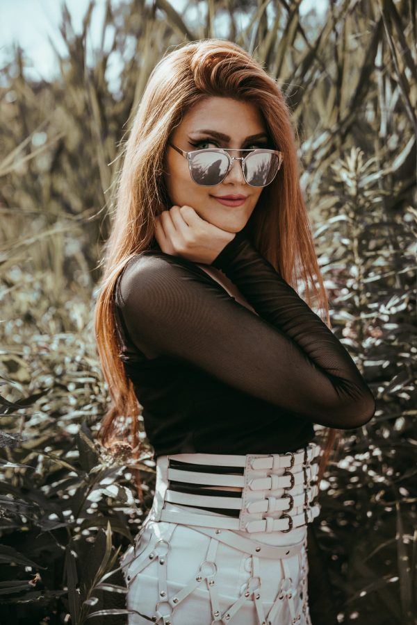 model-looks-over-sunglasses Γυαλιά Ηλίου 009