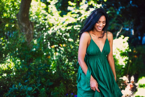 model-smiles-and-walks-in-green-dress Φόρεμα Πράσινο 003