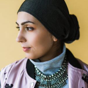 model-wearing-a-chunky-necklace-and-pastel-jacket Κολιέ Chunky