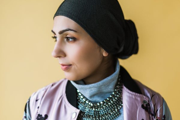 model-wearing-a-chunky-necklace-and-pastel-jacket Κολιέ Chunky