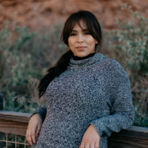 model-wearing-a-wooly-sweater-leans-against-a-railing Πουλόβερ 005