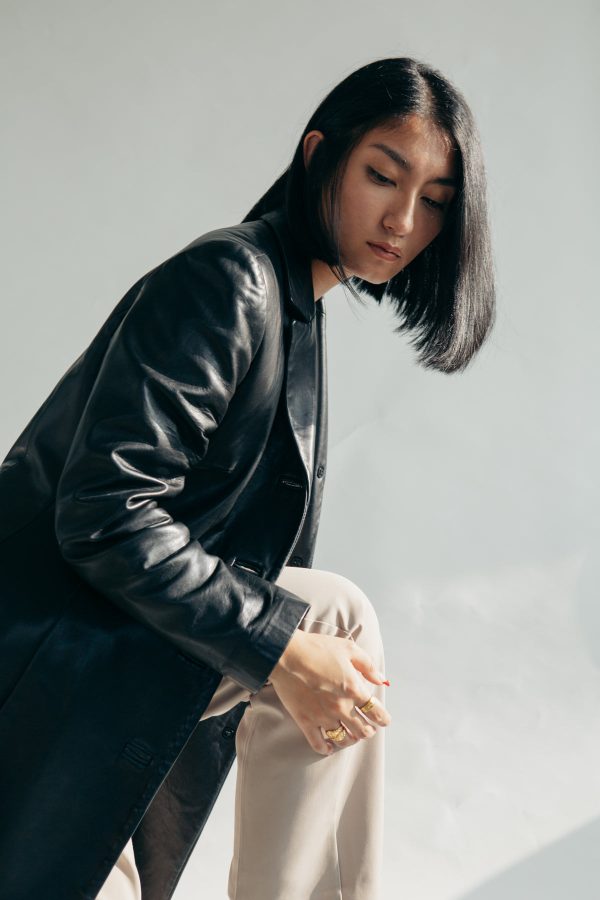 model-wearing-leather-jacket-and-tan-pants Μπουφάν 021