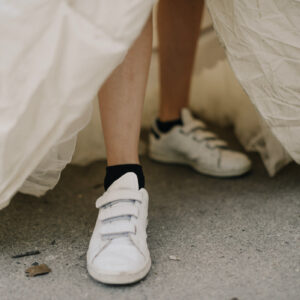 modern-bride-in-dress-and-sneakers Φόρεμα Μοντέρνο