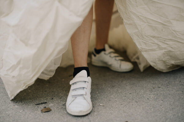 modern-bride-in-dress-and-sneakers Φόρεμα Μοντέρνο